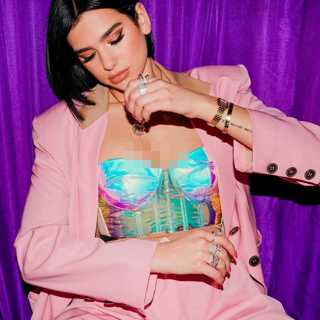 Dalam postingan Instagram terbarunya, Dua Lipa memamerkan busana yang ia pakai untuk menyanyi di acara ulang tahun ke-7 Lazada, malam lalu. Foto: Instagram @dualipa