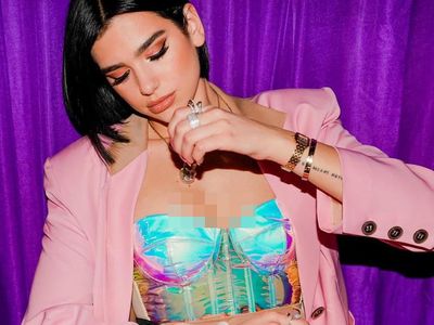 Foto: Gaya Seksi Dua Lipa dengan Bustier Saat Tampil di Jakarta