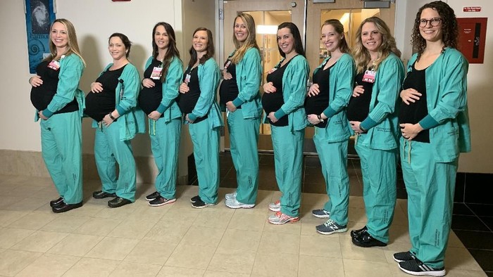 Sembilan perawat ini hamil bersamaan. (Foto: Maine Medical Center/Facebook) Sembilan perawat ini hamil bersamaan. (Foto: Maine Medical Center/Facebook)