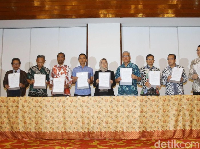 Moderator debat keempat Retno Pinasti dan Zulfikar Naghi bersama seluruh panelis menandatangani pakta integritas untuk menjaga independensi debat.