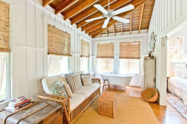 Bangunan rumah di tepian pantai ini memiliki luas 312 meter per segi. Selain fasilitas umum seperti kamar tidur, kamar mandi dan ruang tamu, terdapat pula gym pribadi, lapangan basket, kolam renang dan teras berjendela yang cukup luas. Foto: dok. The Sun