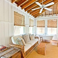 Bangunan rumah di tepian pantai ini memiliki luas 312 meter per segi. Selain fasilitas umum seperti kamar tidur, kamar mandi dan ruang tamu, terdapat pula gym pribadi, lapangan basket, kolam renang dan teras berjendela yang cukup luas. Foto: dok. The Sun