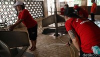 Lantai masjid disemprot air kemudian dipel, sejumlah napi wanita juga ikut mebersihkan Masjid..