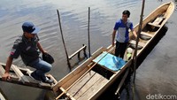 Jangan dikira perjalanan Dedi untuk mencapai lokasi sasaran bantuan sosial mudah. Tak jarang jika kondisi cuaca tak memungkinkan, Dedi harus menghentikan sementara perjalanan dan berhenti di pos.