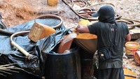 Limbah minyak yang terkumpul selanjutnya disaring kembali untuk memisahkan minyak dengan air di mana seorang pekerja mampu mengumpulkan rata-rata 200-300 liter per hari atau senilai Rp 300 ribu-Rp 450 ribu. Antara Foto/Wahdi Septiawan.