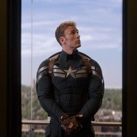 Sejak jadi Captain America, Chris Evans rajin pergi ke gym lima hari sekali selama tiga bulan. Ia juga latihan intens pembentukan otot selama dua jam sehari seperti shoulder press, pliometrik dan angkat beban. Sementara dietnya, ia memperbanyak daging ayam, daging merah tanpa lemak, walnut, sayuran berdaun hijau dan Greek yoghurt. Foto: (imdb.)