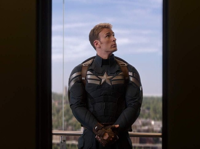 Sejak jadi Captain America, Chris Evans rajin pergi ke gym lima hari sekali selama tiga bulan. Ia juga latihan intens pembentukan otot selama dua jam sehari seperti shoulder press, pliometrik dan angkat beban. Sementara dietnya, ia memperbanyak daging ayam, daging merah tanpa lemak, walnut, sayuran berdaun hijau dan Greek yoghurt. Foto: (imdb.)