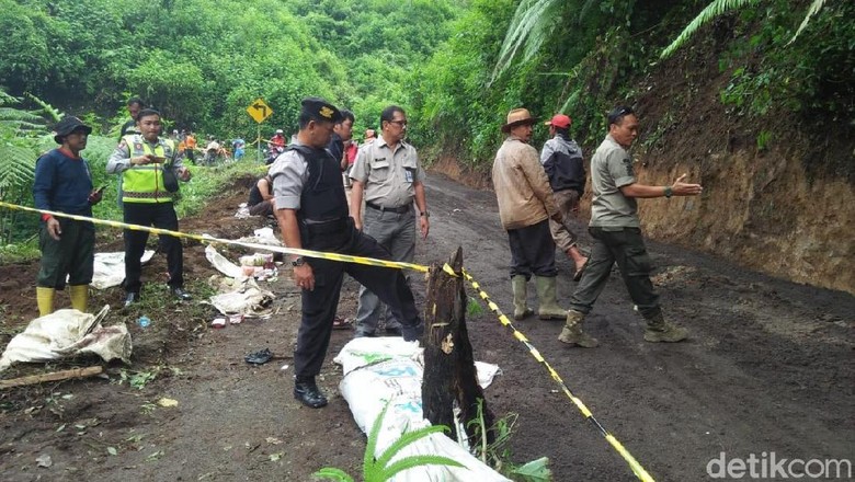 Akses Jalan Menuju Bromo yang Longsor Ditumpuki Pasir Akses Jalan Menuju Bromo yang Longsor Ditumpuki Pasir