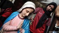 Para peserta kegiatan tersebut dibagi menjadi sejumlah bagian untuk membersihkan area-area di dalam dan sekitar area Gereja Katedral Jakarta.