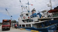 Kapal barang rutin bersandar di Pelabuhan Babang, namun jadwalnya tidak pasti karena bergantung pada kondisi cuaca. Dalam satu bulan kapal-kapal itu bisa bersandar satu kali atau terkadang dua kali.