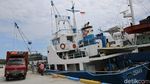 Melihat Aktivitas Bongkar Muat Kapal di Pelabuhan Babang