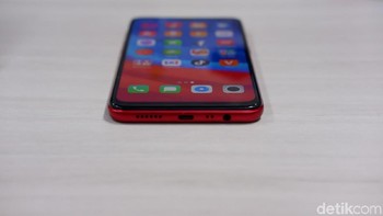 Ponsel ini ditenagai MediaTek Helio P35 dan GPU Imagination GE8320. Foto: Adi Fida Rahman/detikINET