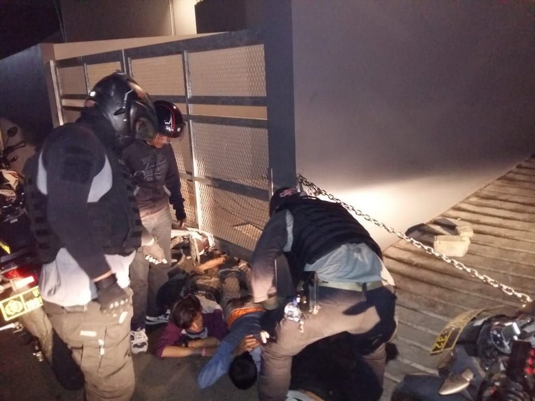 Tim Rajawali Polres Jaktim Tangkap 3 Remaja Pencuri Spion Mobil Tim Rajawali Polres Jaktim Tangkap 3 Remaja Pencuri Spion Mobil