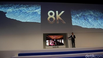 Aksi panggung Simon Sim, Head of Tv & AV Samsung Electronics Southeast Asia & Oceania saat memperkenalkan TV 8K. (Foto: detikINET/Josina)