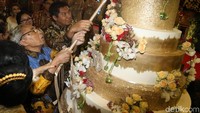 Peluncuran buku dilakukan saat perayaan ulang tahun pernikahan dengan Sondang BR Sidabutar ke-50 Balai Kartini, Jakarta, Senin (25/3/2019). Acara tersebut dihadiri seluruh keluarga dan kerabat Sabam Sirait. Tampak sang anak, Maruarar Sirait hingga menantu Putra Nababan.