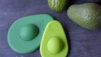 Supaya buah alpukat tak cepat menghitam dan busuk, ada benda unik yang diberi nama avocado hugger atau pemeluk alpukat. Unik ya? Foto: Istimewa