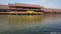 Ada juga sungai buatan yang bisa digunakan untuk keliling dengan perahu kayu (Shinta/detikcom)