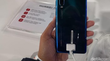  RAM 6 atau 8 GB dan memori internal 64, 128, atau 256 GB melengkapi Huawei P30. Foto: Rachmatunnisa/detikINET