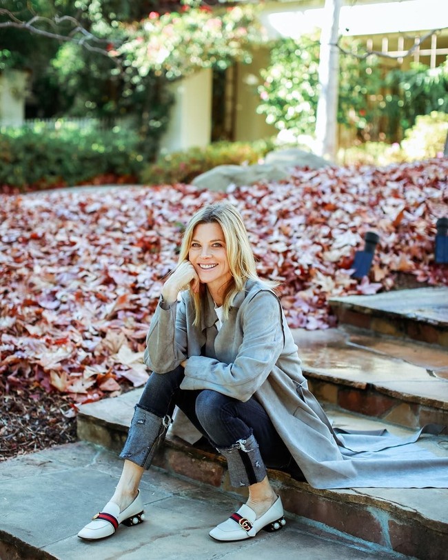 FIni Janet Gunn, wanita cantik yang populer di Instagram di usianya yang 57 tahun. Janet memiliki banyak pengikut karena gaya fashionnya yang trendi dan juga kerap membagi tips mulai dari kecantikan sampai travelling. Foto: Instagram @janetgunngratefulgardenia