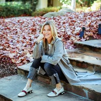 FIni Janet Gunn, wanita cantik yang populer di Instagram di usianya yang 57 tahun. Janet memiliki banyak pengikut karena gaya fashionnya yang trendi dan juga kerap membagi tips mulai dari kecantikan sampai travelling. Foto: Instagram @janetgunngratefulgardenia