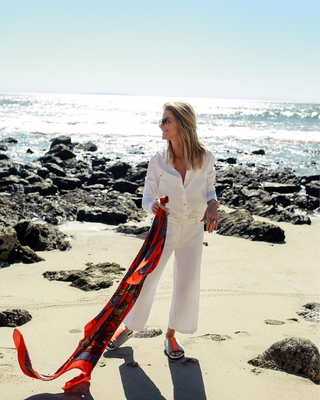 Dalam wawancaranya dengan Who What Wear, Janet mengatakan bahwa memang sudah tidak tren lagi menggunakan skinny jeans. Aku butuh kebebasan dengan menggunakan celana yang bebas bergerak dan bernapas, ucapnya.  Foto: Instagram @janetgunngratefulgardenia