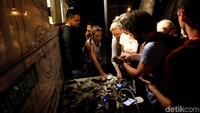Warga nampak mengerubungi sebuah generator yang menjadi tempat pengisian baterai ponsel umum di Caracas, Venezuela. Reuters/Carlos Garcia Rawlins.