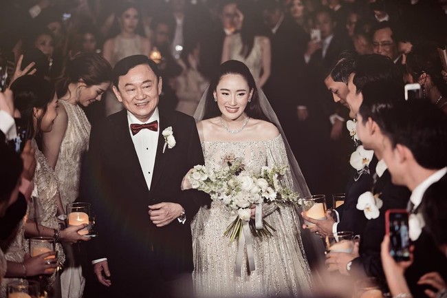 Thaksin yang digulingkan sebagai perdana menteri Thailand oleh militer pada 2006 kabur ke luar negeri untuk menghindari dakwaan korupsi. Namun khusus untuk pernikahan putrinya, dia muncul di publik dan eksis di berbagai foto pernikahan sang anak. Foto: Instagram @ingshin21
