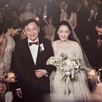Thaksin yang digulingkan sebagai perdana menteri Thailand oleh militer pada 2006 kabur ke luar negeri untuk menghindari dakwaan korupsi. Namun khusus untuk pernikahan putrinya, dia muncul di publik dan eksis di berbagai foto pernikahan sang anak. Foto: Instagram @ingshin21