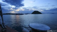 Panorama senja dengan latar bintik-bintik hitam di kejauhan yang adalah kalong. Fenomena unik ini berlangsung belasan menit (Randy/detikcom)