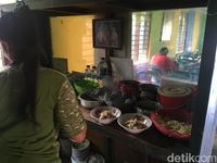 Di Polewali Mandar Ada Nasi Berenang di Dalam Soto yang Gurih