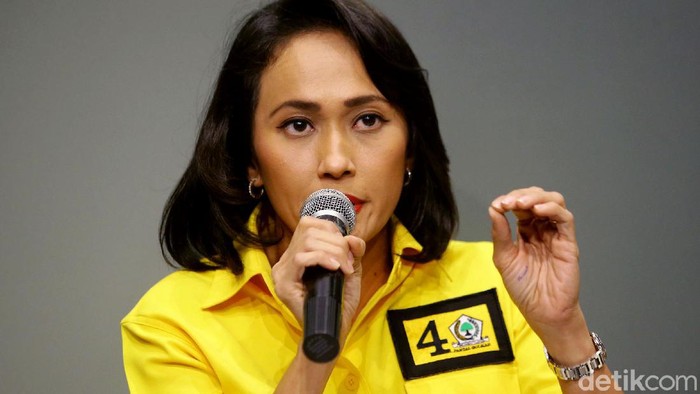 Caleg Partai Golkar Christina Aryani hadir dalam diskusi yang membahas mengenai perlindungan migran Indonesia di seluruh dunia, Jakarta, Rabu (27/3/2019).