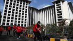 Aksi Napi Bersih-bersih Masjid Istiqlal