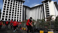 Sampah dikumpulkan di plastik besar kemudian dibuang.