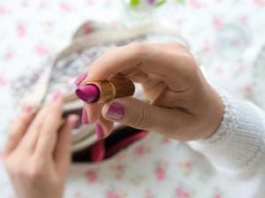 Ini Saran Dokter Pilih Jenis Lipstik Agar Bibir Tidak Kering