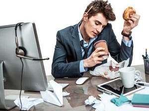Bekerja Terlalu Serius Bikin Orang Lebih Sering Makan dan Cepat Gemuk