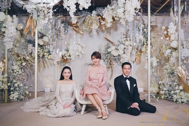 Pernikahan Paetongtarn Shinawatra juga dihadiri anggota keluarga kerajaan Thailand, Putri Ubolratana Rajakanya. Tampak kedua mempelai berpose bersama sang putri yang tampil elegan dalam balutan dress pink. Foto: Instagram @ingshin21