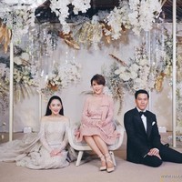 Pernikahan Paetongtarn Shinawatra juga dihadiri anggota keluarga kerajaan Thailand, Putri Ubolratana Rajakanya. Tampak kedua mempelai berpose bersama sang putri yang tampil elegan dalam balutan dress pink. Foto: Instagram @ingshin21