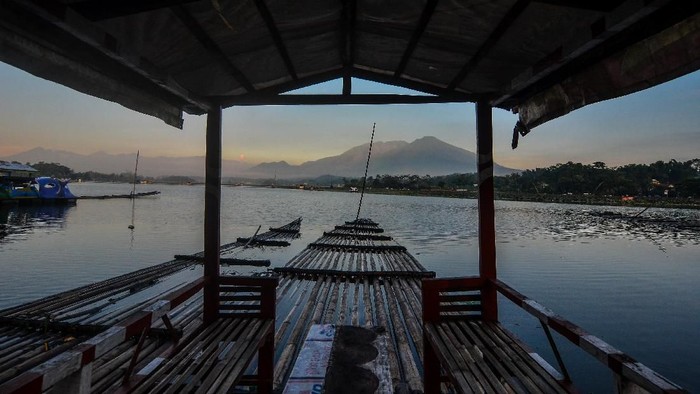 Suasana lokasi wisata Situ Bagendit di Banyuresmi, Kabupaten Garut, Jawa Barat, Selasa (26/3/2019). Pemerintah Pusat dan Pemprov Jabar akan merevitalisasi Situ Bagendit seluas 150 hektare menjadi destinasi wisata kelas dunia dengan mengalokasi anggaran sebesar Rp130 miliar yang akan dimulai pada tahun 2019 ini. ANTARA FOTO/Adeng Bustomi/wsj.