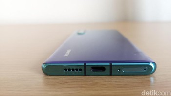 Layarnya 6,47 inch, resolusi 2,340 x 1,080 pixel dengan desain curve di kedua sisinya. Foto: Rachmatunnisa/detikcom