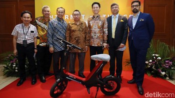 President Aeris Rishi Bhatnagar (kiri) menunjukkan eBikes kepada Direktur Jenderal Jenderal Industri Logam, Mesin, Alat Transportasi dan Elektronika Harjanto (kedua kanan), Ketua Umum Asosiasi IoT Indonesia (kedua kiri) dan pengunjung disela-sela IoT Business Matching Gathering, di Jakarta, Rabu (27/3/2019).