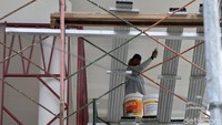 Sejumlah pekerja pun nampak sibuk menyelesaikan pembangunan terminal penumpang tersebut agar dapat segara rampung dan dimanfaatkan oleh masyarakat.
