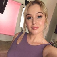 Iskra pernah ditunjuk pula sebagai model salah satu merek pakaian dalam Amerika. Memiliki 4 juta pengikut di Instagram, ia pun kerap mendapat tawaran untuk menjadi bintang iklan atau mempromosikan produk dari berbagai merek. Foto: Instagram