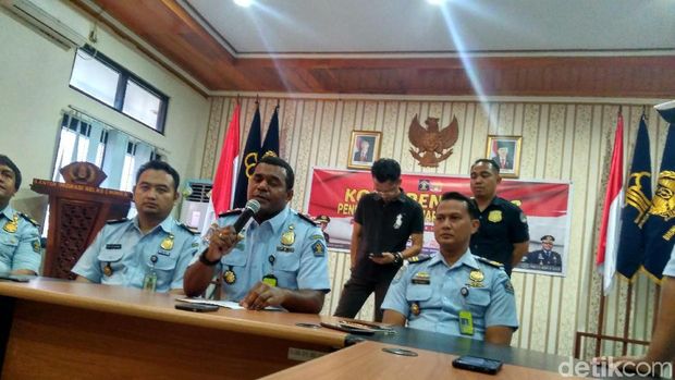 Menambang Emas Ilegal, WNA Asal Jepang Dideportasi dari Timika