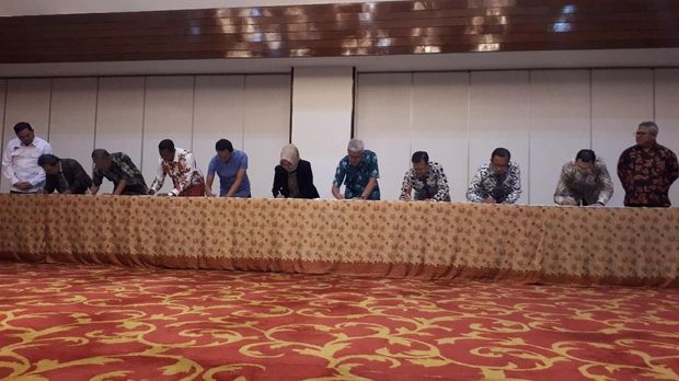 Panelis dan Moderator debat Pilpres 2019 keempat menandatangani pakta integritas.