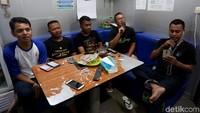 Karaoke juga jadi sarana untuk melepas stres sekaligus perekat keakraban antar personil yang bertugas di kapal ini. Tak peduli suara merdu, semua kompak bernyanyi hingga semalam suntuk. Lagu yang dipilih pun beragam nulai dari dangdut, rock, sampai pop.
