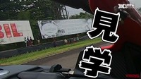 anak-anak yang menonton balapan di pinggir lintasan sirkuit. Foto: Dok. Young Machine