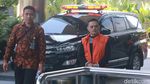 Diperiksa KPK, Kakak Ipar Bupati Nonaktif Cianjur Senyum-senyum Aja