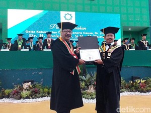 Pakdhe Karwo Terima Gelar Doktor Honoris Causa dari UIN Sunan Ampel
