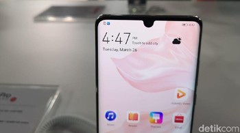Pilihan RAM di P30 Pro adalah 6 dan 8 GB, storage sampai dengan 512 GB serta dukungan slot untuk kartu memori NM milik Huawei, serta baterai 4.200 mAh. Foto: Rachmatunnisa/detikINET