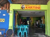 Di Polewali Mandar Ada Nasi Berenang di Dalam Soto yang Gurih